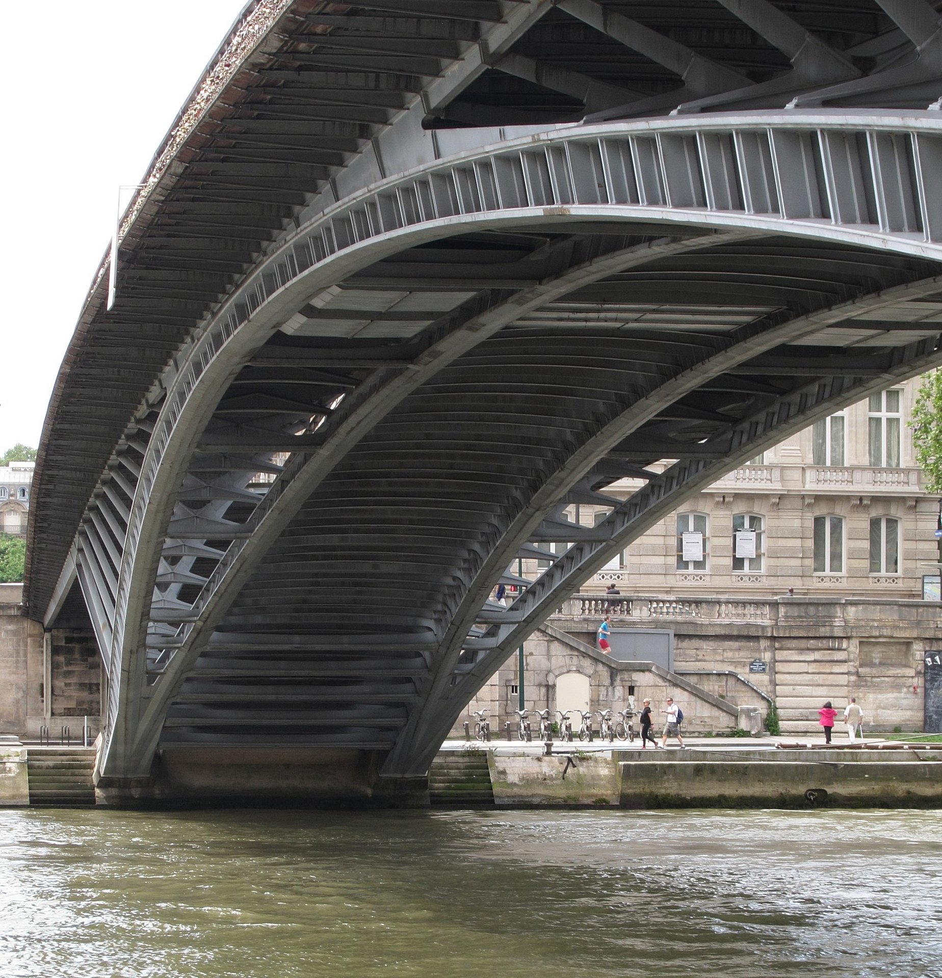 Von AHert - CC BY-SA 3.0 - Passerelle Léopold-Sédar-Senghor, Párizs - 2016