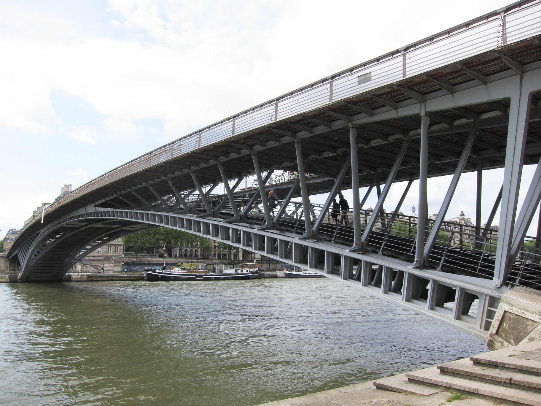 Von AHert - CC BY-SA 3.0 - Passerelle Léopold-Sédar-Senghor, Párizs - 2016