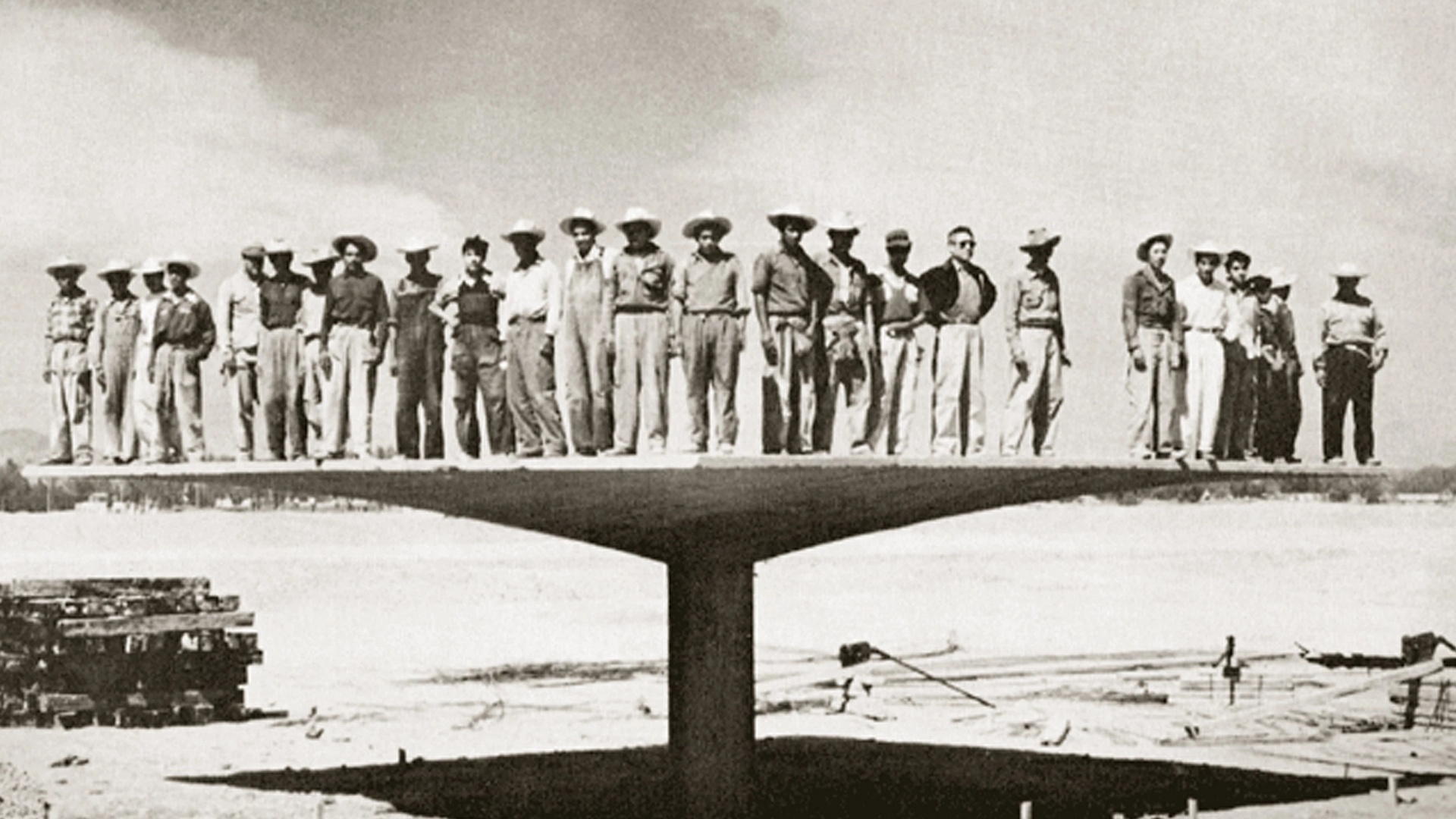Ismeretlen szerző - Félix Candela és építőcsapata 1950 körül egy vasbeton "esernyő"-szerkezet terhelése közben