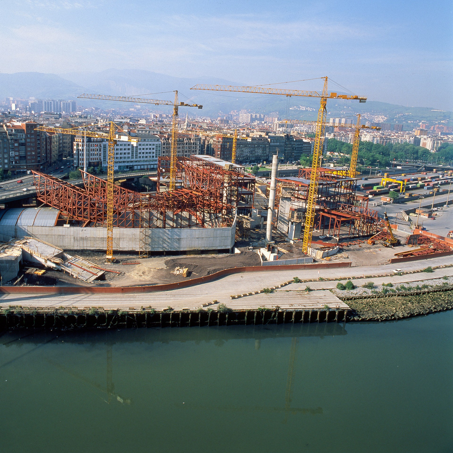 Aitor Ortiz - Guggenheim Museum, Bilbao - Acél vázszerkezet, mely leköveti a kívánt alakot.