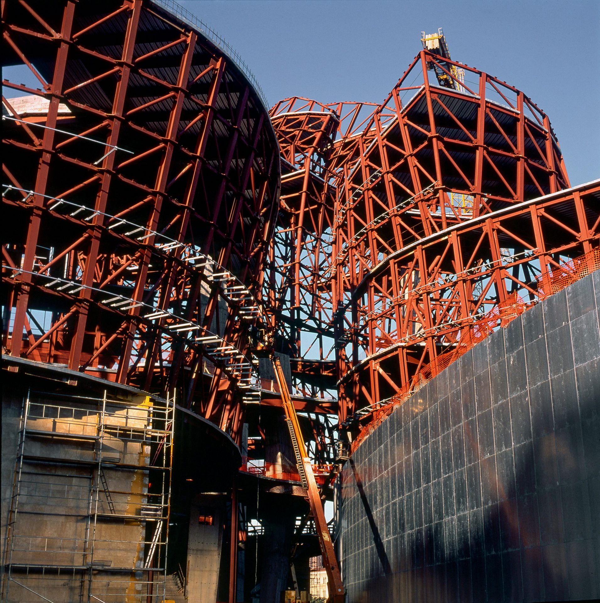 Aitor Ortiz - Guggenheim Museum, Bilbao - Acél vázszerkezet, mely leköveti a kívánt alakot.